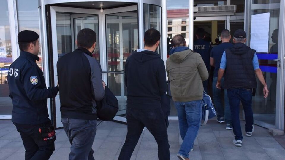 FETÖ'ye İstanbul'da darbe: 74 gözaltı!