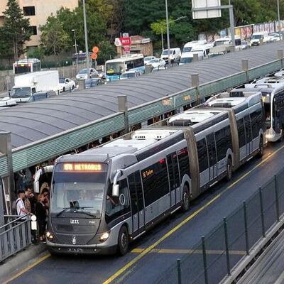 Metrobüste sabah akşam zorlu yolculuk