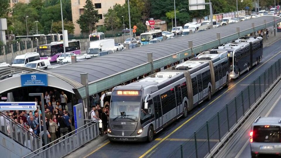Metrobüste sabah akşam zorlu yolculuk