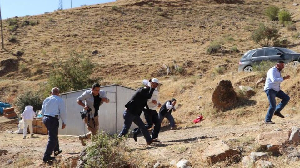 Şükür duasında arılar saldırdı!