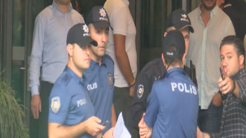 AVM'de korkunç anlar! Yetkililere kızdı, güvenlik görevlilerini bıçakladı