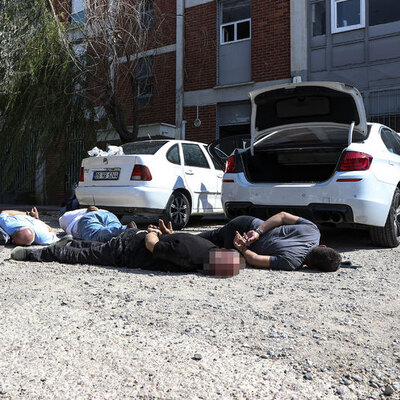 Polis telsizi uyanıklığı da onları kurtaramadı!