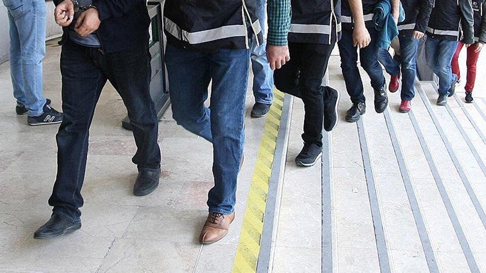 Köpeği silahla öldürüp balkondan attılar!