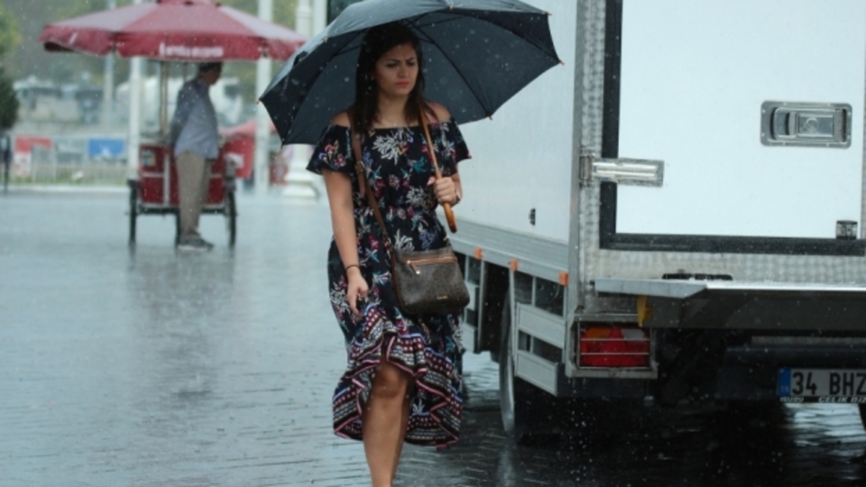 Sıcaklıklar düşüyor, 25 kentte sağanak yağış!