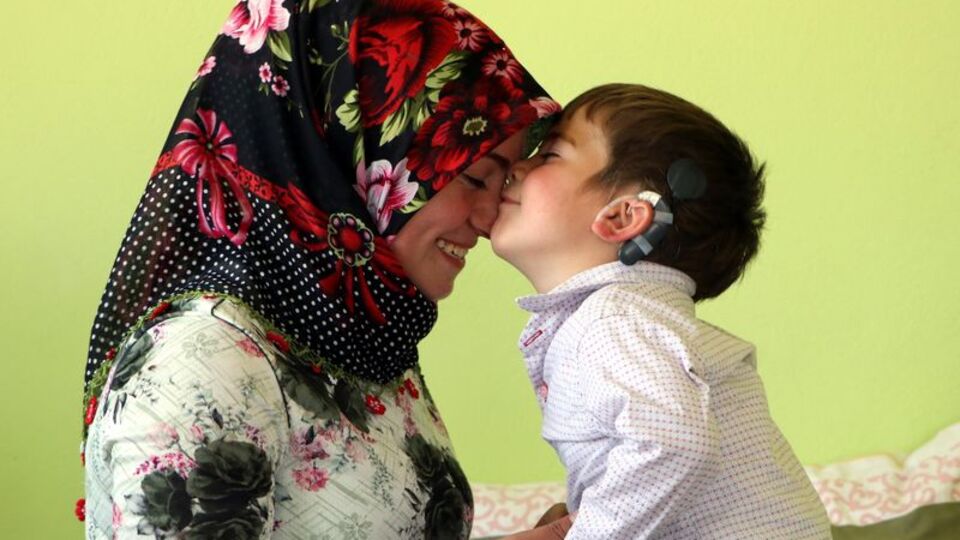 Minik Yusuf 'biyonik kulak' ile ilk kez duymaya başladı