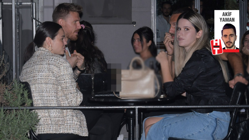 Eşleriyle yemekteler