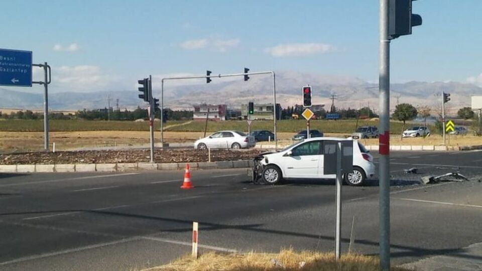 Otomobiller çarpıştı: Yaralılar var