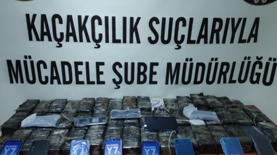 Araçların gizli bölmesinden 227 adet telefon çıktı