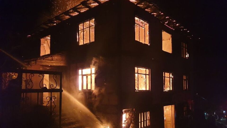 Düzce'de 3 katlı apartman kül oldu!