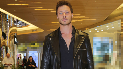 Menajeriyle bir araya geldi