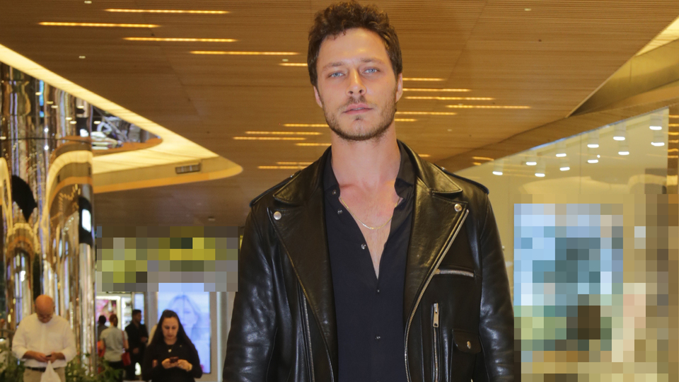 Menajeriyle bir araya geldi