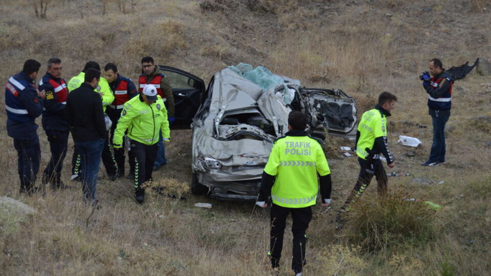 Otomobil takla attı! Anne ve iki çocuğu can verdi!