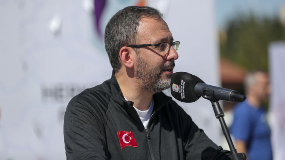 Bakan Kasapoğlu, Beşiktaş Aygaz'ı kutladı