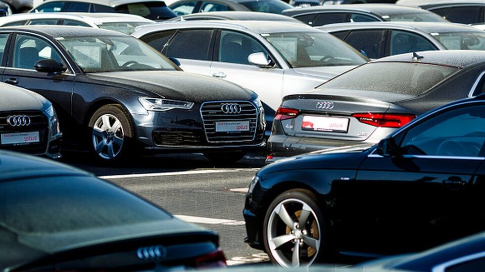 Hollanda polisinin aldığı lüks otomobiller sürücü bulunamadığı için kullanılamıyor