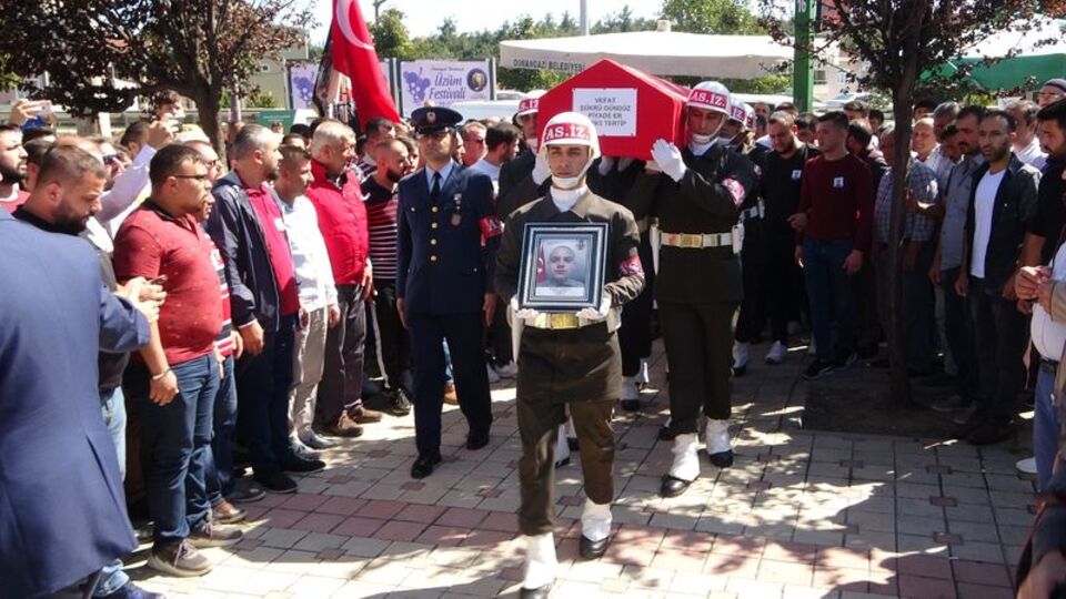 Beyin kanamasından ölen er defnedildi