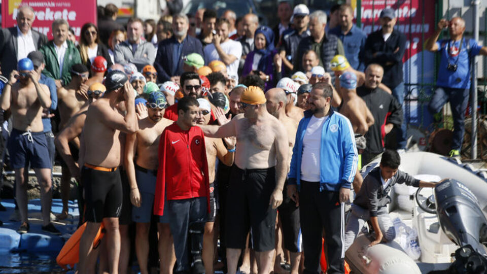 Milli sporcular Haliç'te kulaç attı