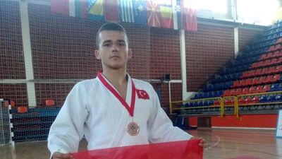 Karakuş'tan bronz madalya