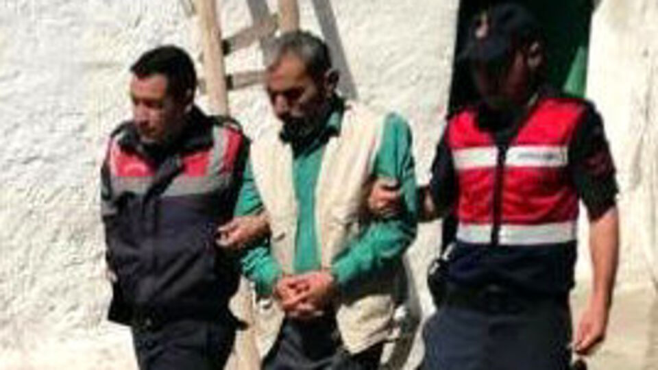 DEHŞET! Eşini 27 kez bıçakladı!