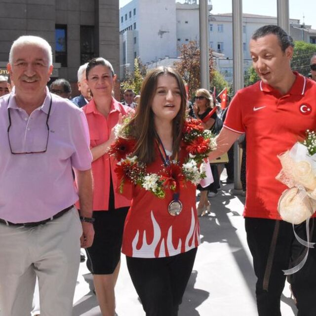 Paralimpik sporcular zirve yaptı