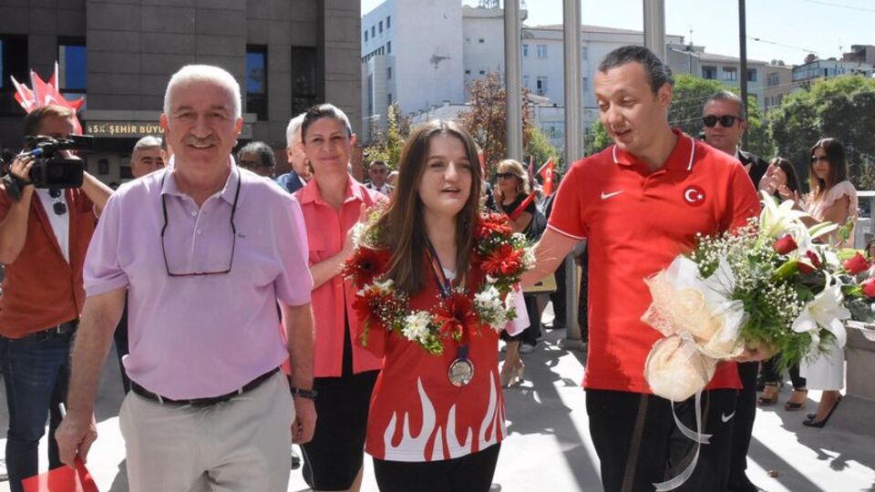 Paralimpik sporcular zirve yaptı