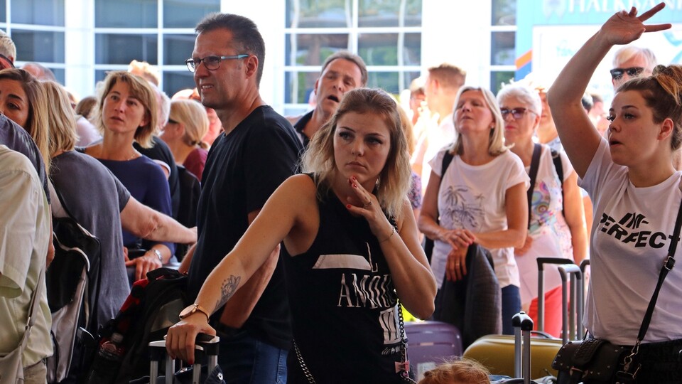 Antalya'da "Thomas Cook" kriz masası! Havalimanında izdiham