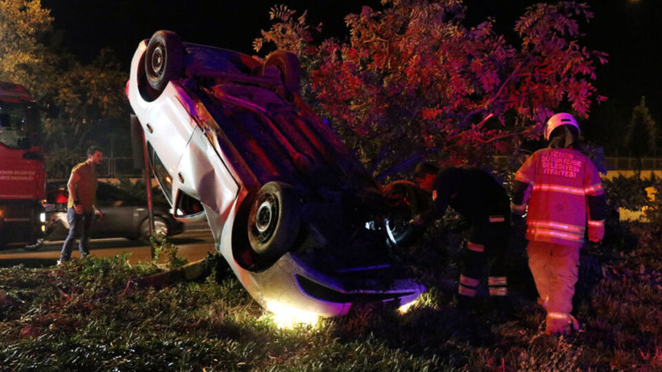 Kaldırıma çarpan otomobil takla attı!