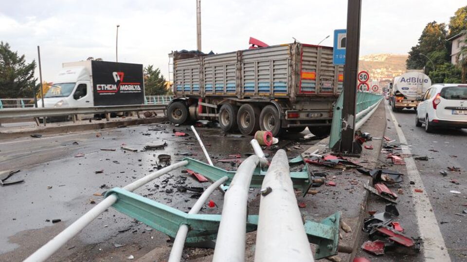 Kocaeli'nde 2 TIR çarpıştı! D-100 trafiğe kapandı!