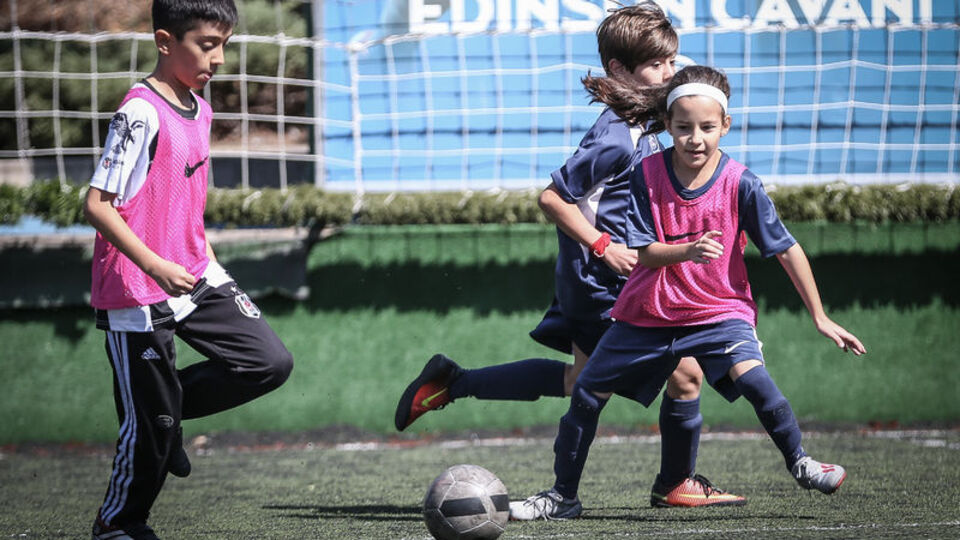 PSG'nin minik yıldızı Zeynep erkeklere taş çıkarıyor