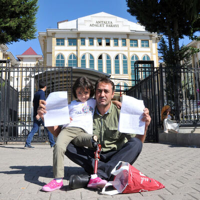 Özge ile babasından oturma eylemi!