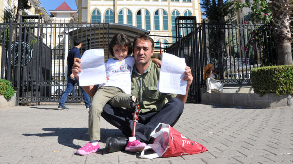 Özge ile babasından oturma eylemi!