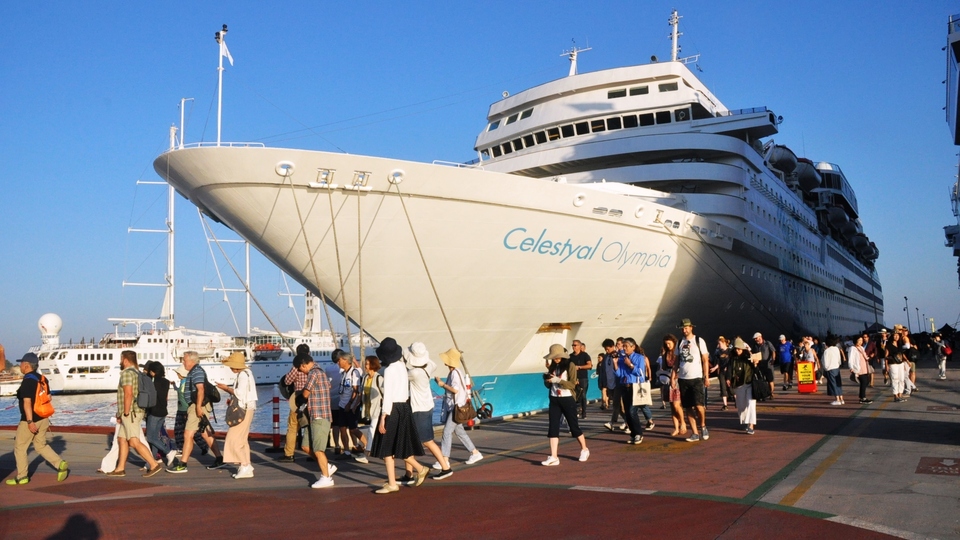 Kuşadası Limanı'na 3 dev gemi birden yanaştı