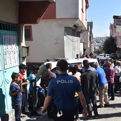 Çocuklar tartıştı, büyükleri çatıştı!