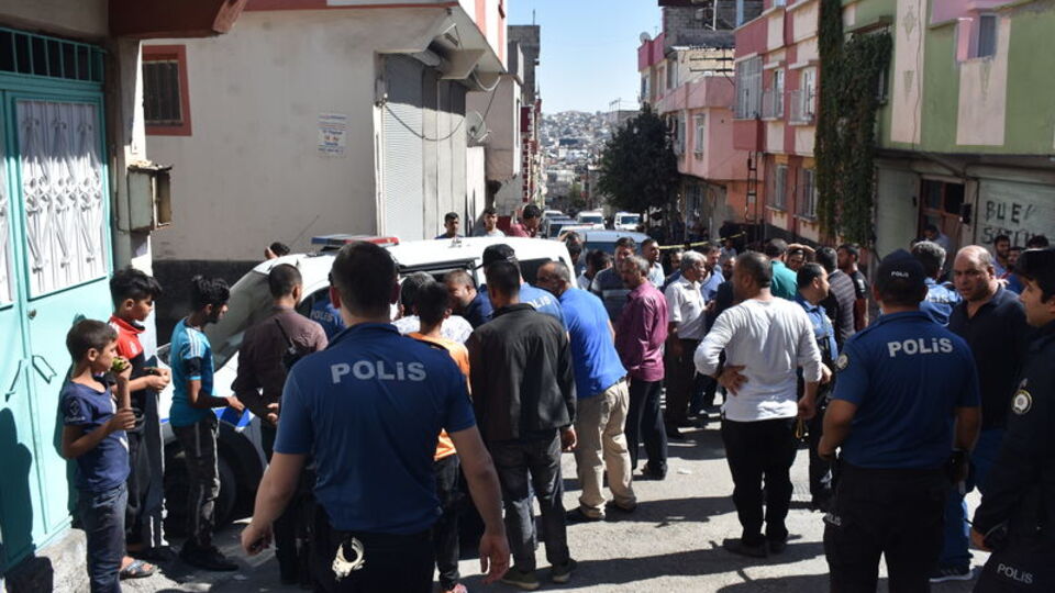 Çocuklar tartıştı, büyükleri çatıştı!