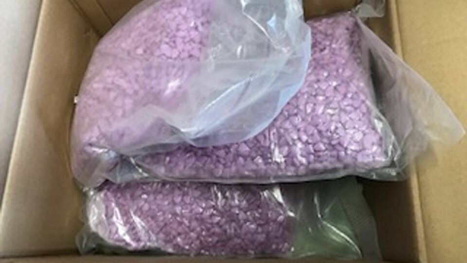 Hollanda'dan giysi sipariş eden Avusturyalı çifte 500 bin euroluk ekstazi gönderildi
