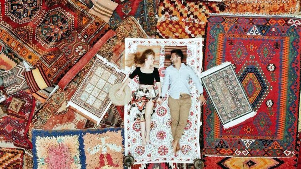 Rengarenk halı hanı fotoğraf stüdyosu oldu