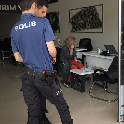 Arabada darp edilen kadını vatandaş kurtardı!