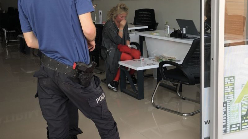 Arabada darp edilen kadını vatandaş kurtardı!