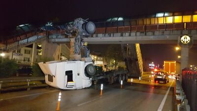 Damperi üst geçide takılan kamyon takla attı
