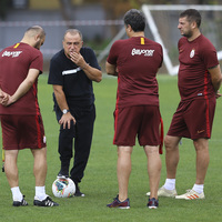 Terim yardımcılarına sahip çıktı