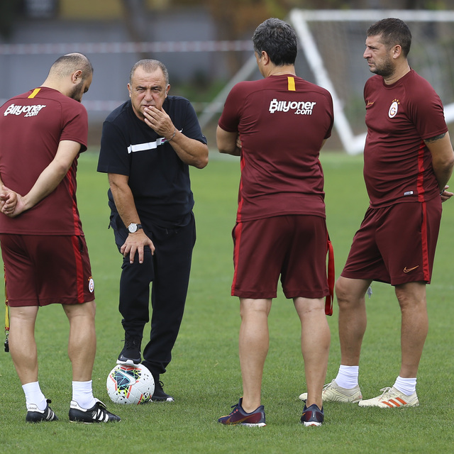 Terim yardımcılarına sahip çıktı