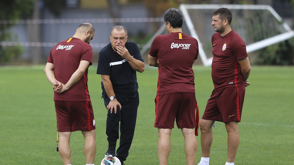 Terim yardımcılarına sahip çıktı