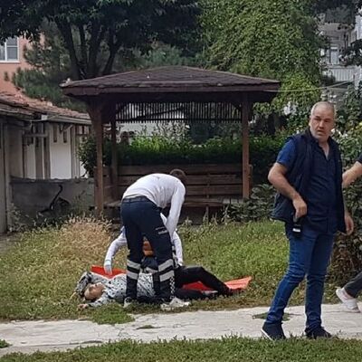Sevgilisini evinin bahçesinde bıçakladı