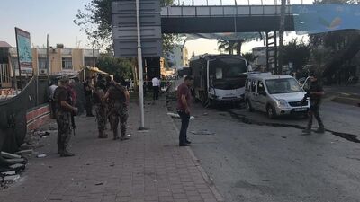 Adana'da polis servis aracına bombalı saldırı!
