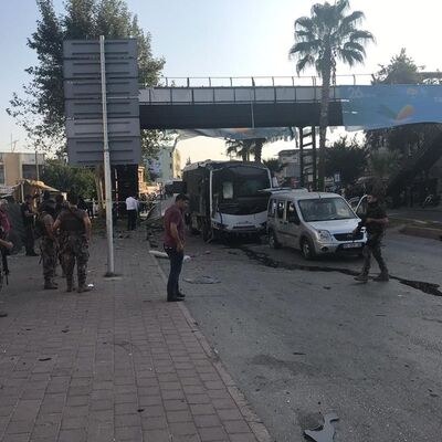 Adana'da polis servis aracına bombalı saldırı!