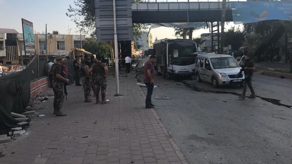 Adana'da polis servis aracına bombalı saldırı!
