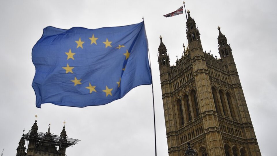 İngiltere'de Boris Johnson'ın hukuksuz biçimde askıya aldığı parlamento yeniden toplandı