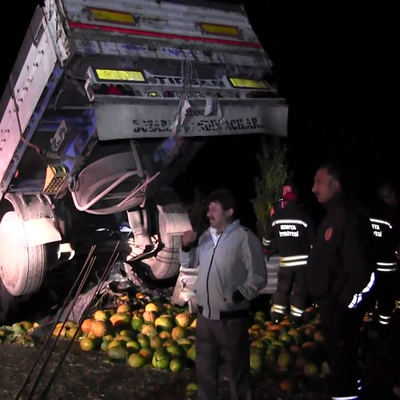 TIR, otomobile çarptı: Ölü ve yaralılar var