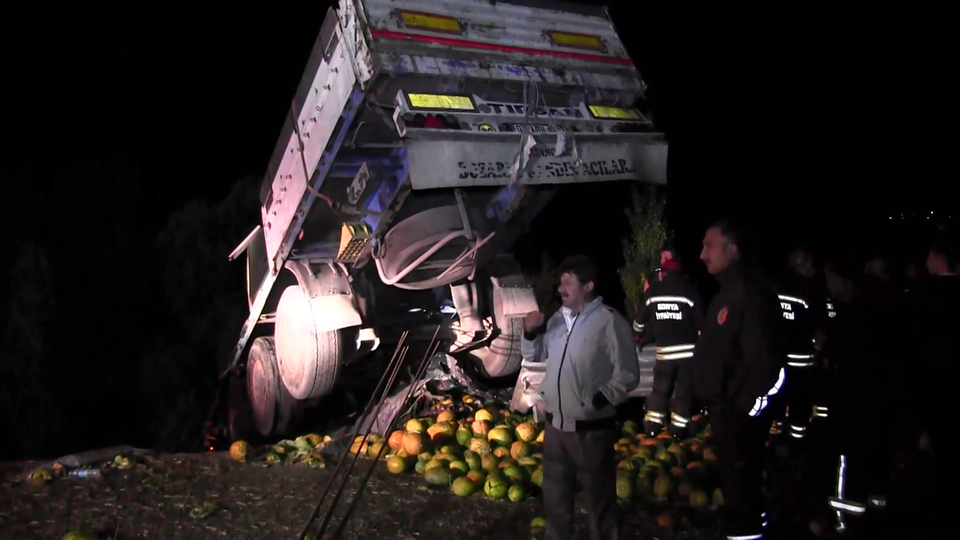 TIR, otomobile çarptı: Ölü ve yaralılar var