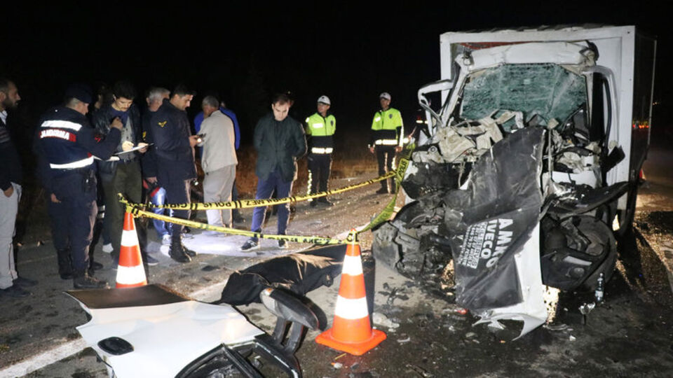 Kütahya'da kamyonet kamyona çarptı: 1 ölü