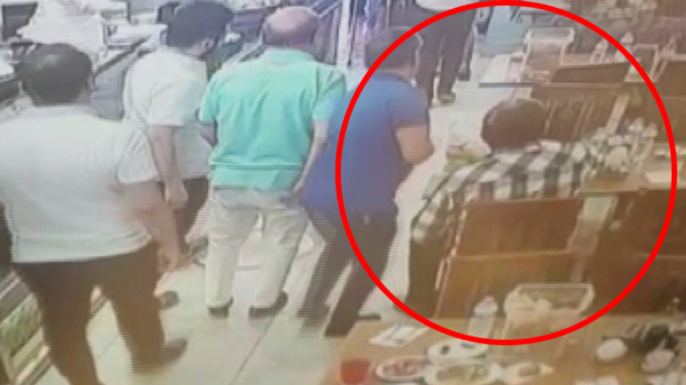 Depreme aldırış etmedi! Yemeğe devam etti